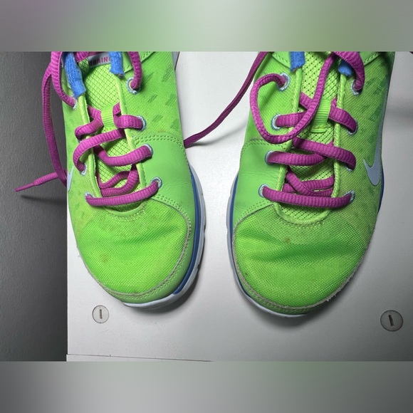 Women’s Nike Size 8 Running Shoes _ Neon Bright colors - Picture 4 of 6